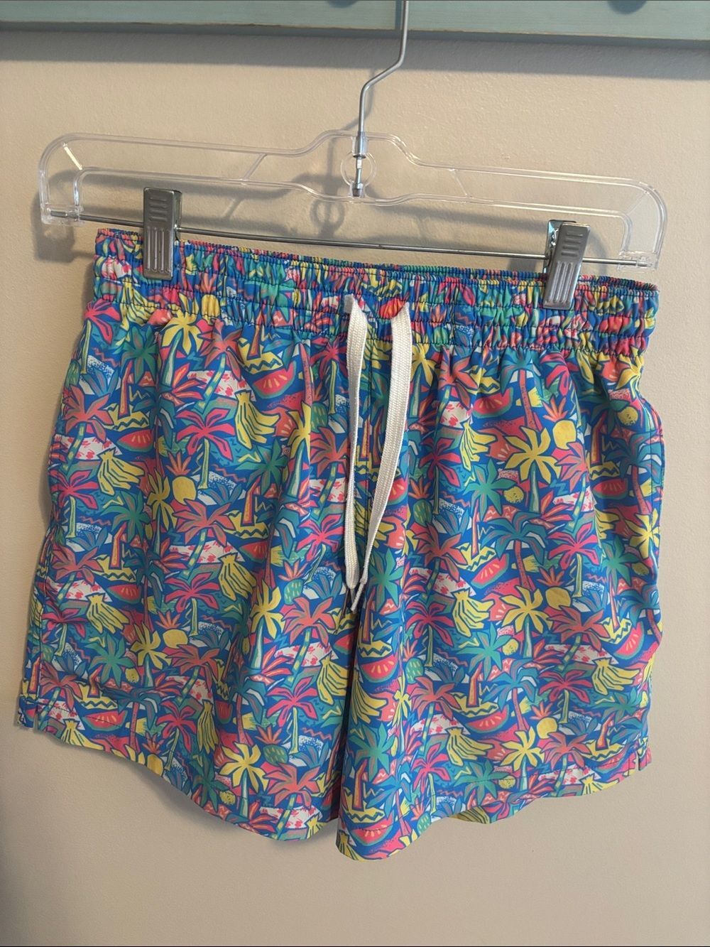 Chubbies kids Tropical Print Drawstring Swim Shorts in Bright Multi size large